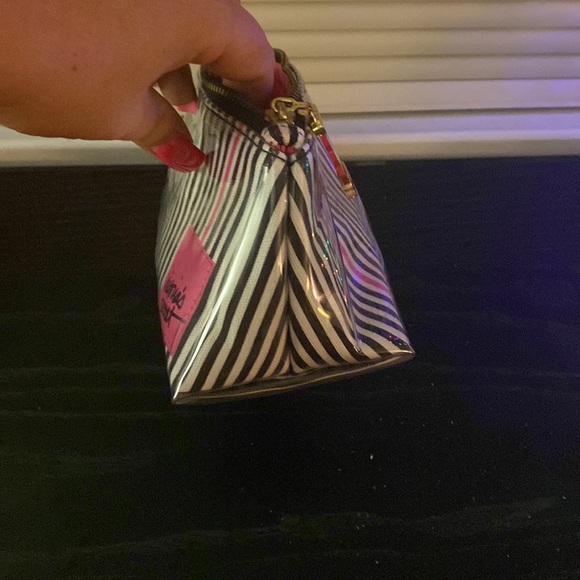 Victoria’s Secret make up bag NWOT. - Picture 8 of 11